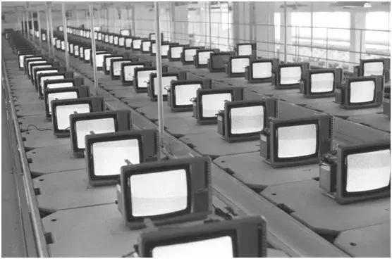 彩色电视机第一条生产线在哪（彩色电视机的生产线发展到了什么水平）