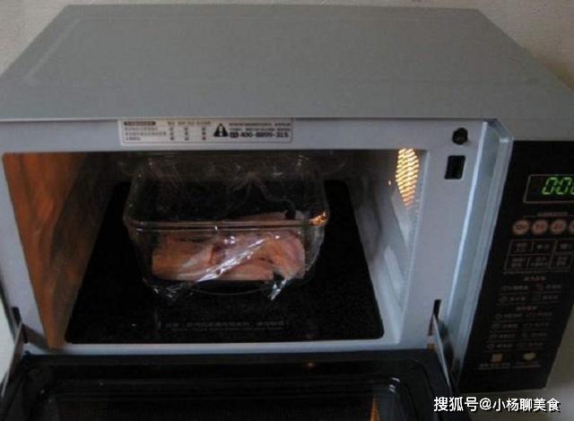 微波炉解冻肉用什么火多长时间（微波炉解冻肉是必要的吗）