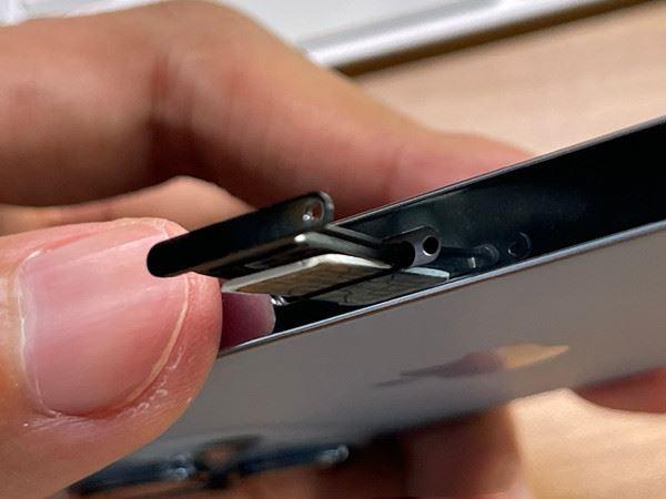 苹果手机卡怎么取（如何从iPhone中取出SIM卡）