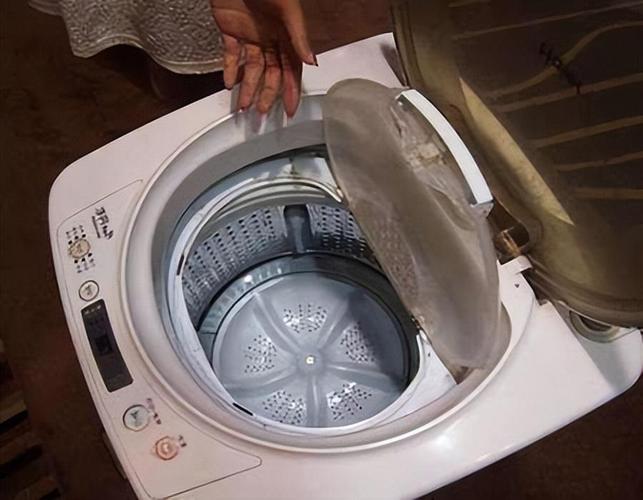 半自动洗衣机怎么用（如何正确使用半自动洗衣机）