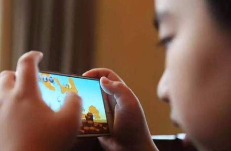 怎么让孩子戒掉手机游戏的瘾（孩子沉迷手机游戏，对他们的成长有什么影响）